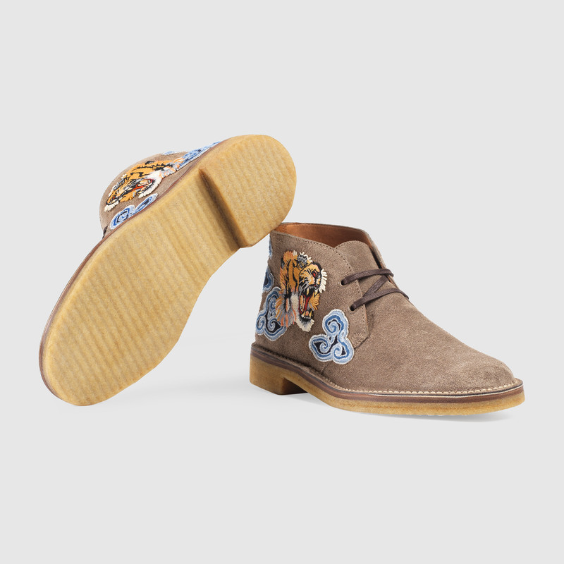 472754 GUCCI 猛虎祥云刺繡貼花 牛津橡膠鞋底 麂皮裸靴 灰褐色