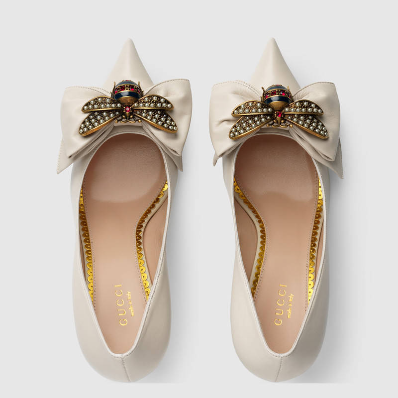 496641 GUCCI 蝴蝶結皮革 金屬蜜蜂裝飾 尖頭中跟鞋 復古白
