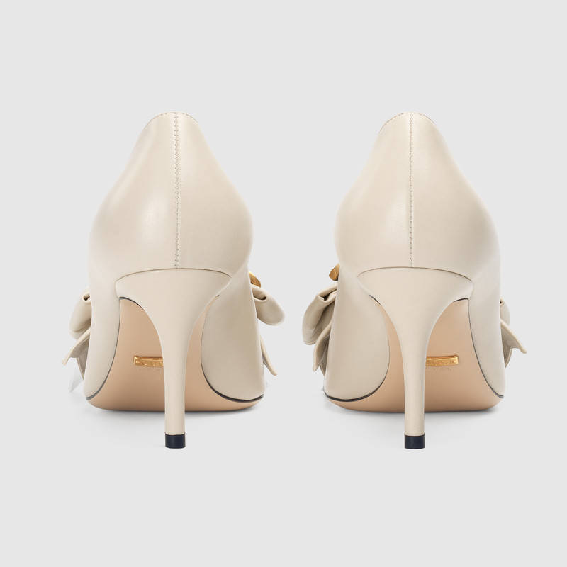 496641 GUCCI 蝴蝶結皮革 金屬蜜蜂裝飾 尖頭中跟鞋 復古白