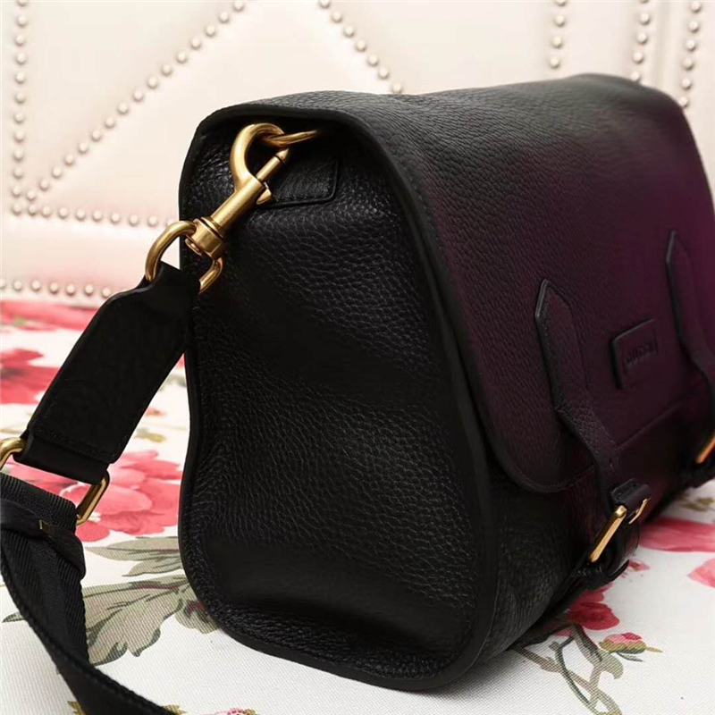 374249 Gucci issima 牛皮 翻蓋帶扣 男士 單肩斜跨包 黑色