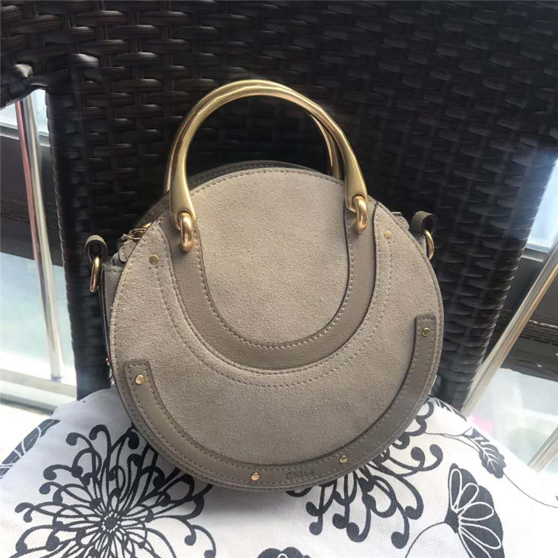 Chloe 蔻依 17秋冬 Pixie手環包 磨砂拼皮 圓形手提包 淺灰色