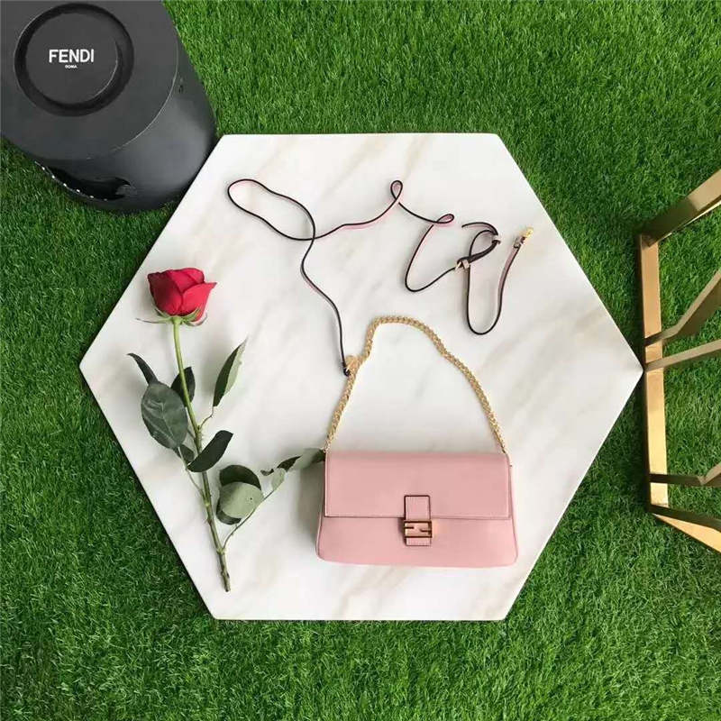 212 FENDI 芬迪 時裝秀MICRO BAGUETTE 翻蓋雙F 鏈條 手提斜挎包 粉色