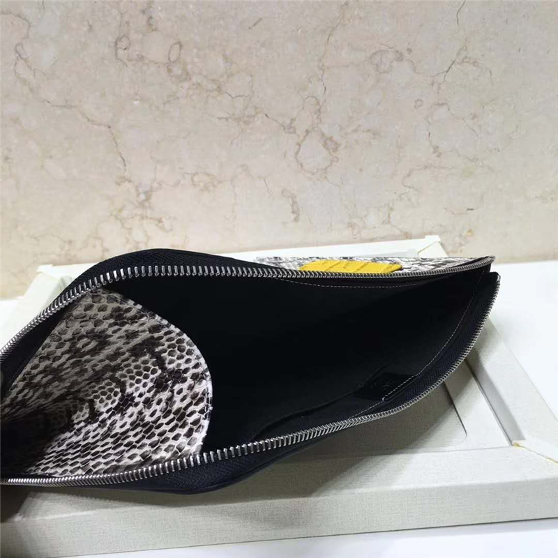 0363 FENDI 芬迪 小怪獸眼睛 全蛇皮 拉鏈手拿包 灰白色