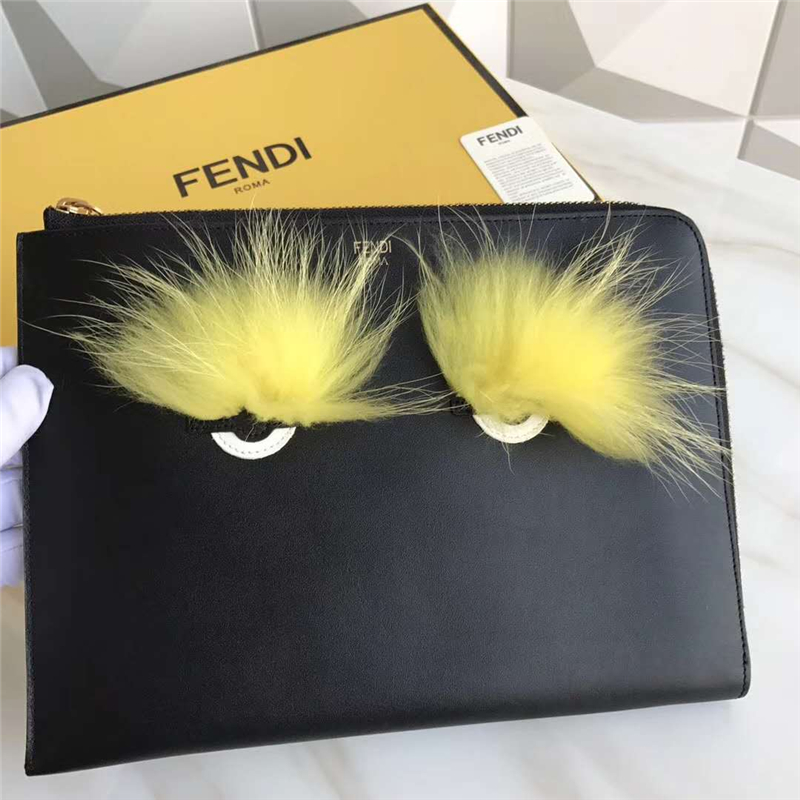 0363 FENDI 芬迪 柔軟小牛皮 毛絨眼睛 拉鏈手拿包 黑色