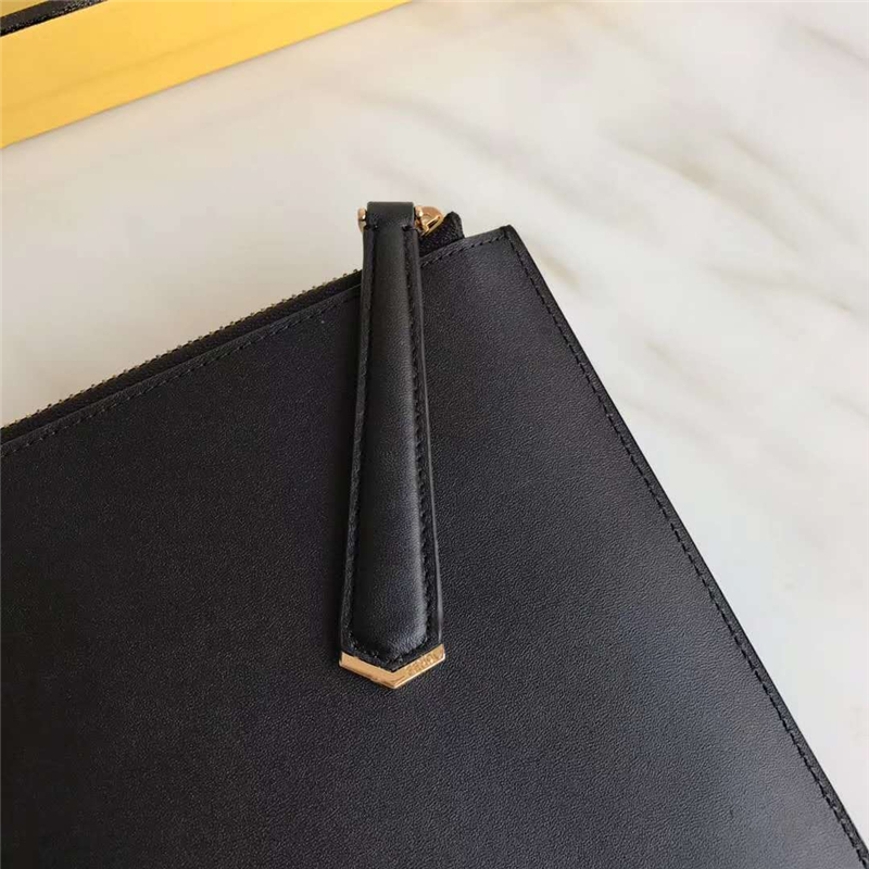 0363 FENDI 芬迪 柔軟小牛皮 毛絨眼睛 拉鏈手拿包 黑色