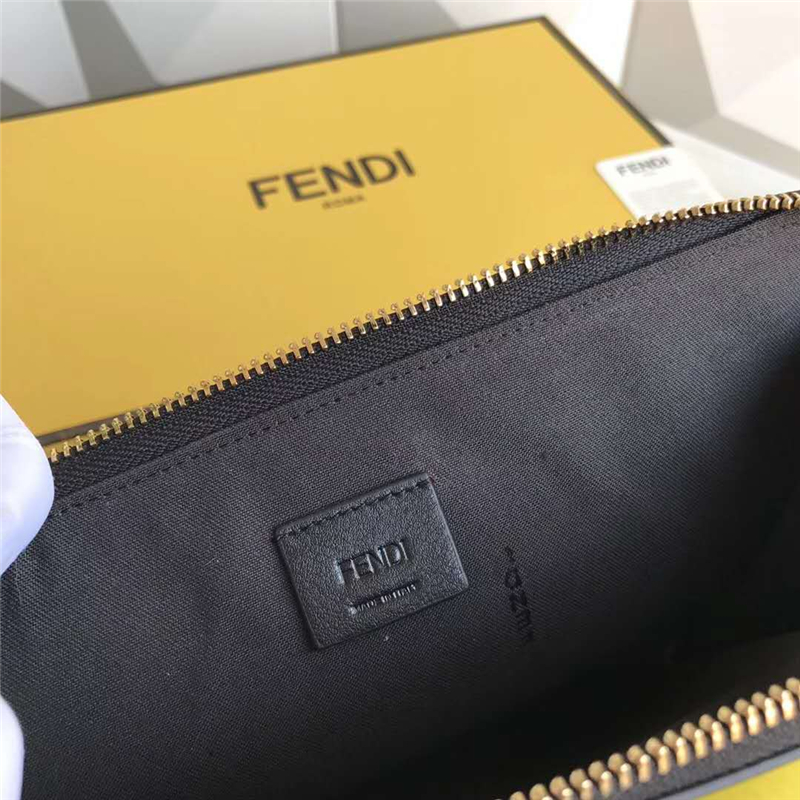 0363 FENDI 芬迪 柔軟小牛皮 毛絨眼睛 拉鏈手拿包 黑色