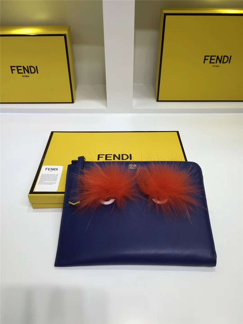 0363 FENDI 芬迪 柔軟小牛皮 毛絨眼睛 拉鏈手拿包 藍色