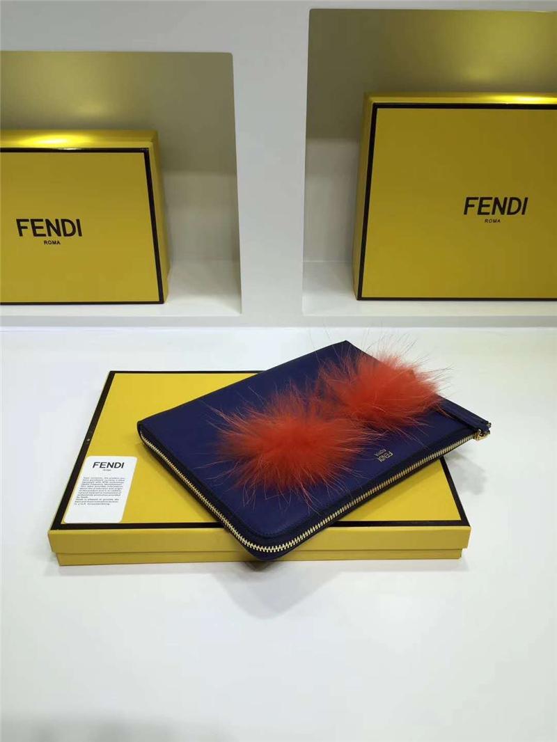 0363 FENDI 芬迪 柔軟小牛皮 毛絨眼睛 拉鏈手拿包 藍色