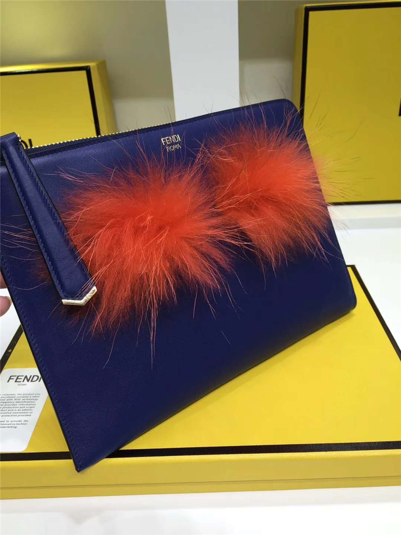 0363 FENDI 芬迪 柔軟小牛皮 毛絨眼睛 拉鏈手拿包 藍色