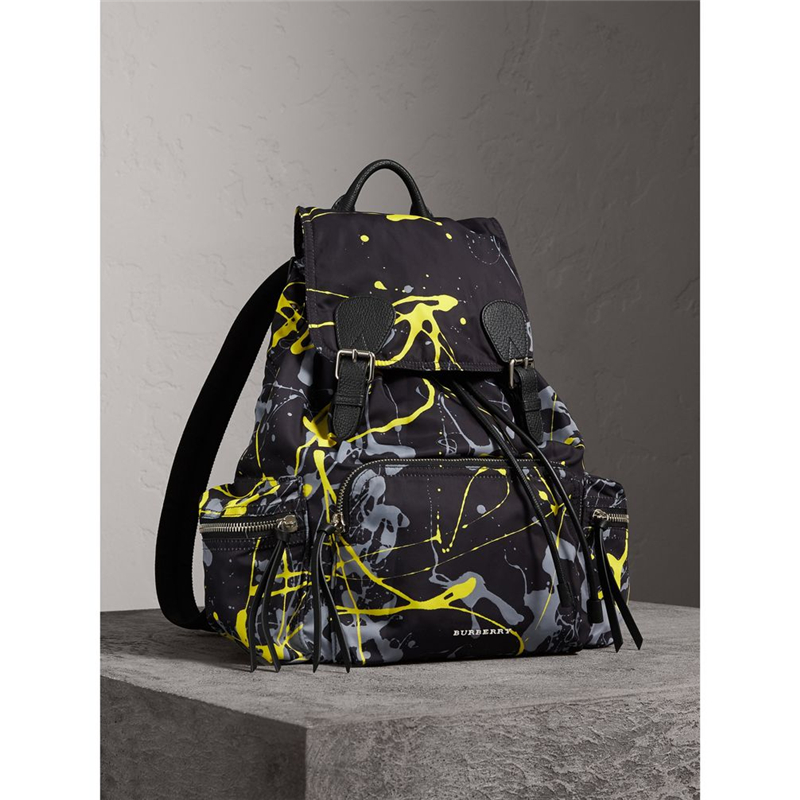 40649281 巴寶莉 The Rucksack 大號 潑彩 軍旅背包 黑色 黃色