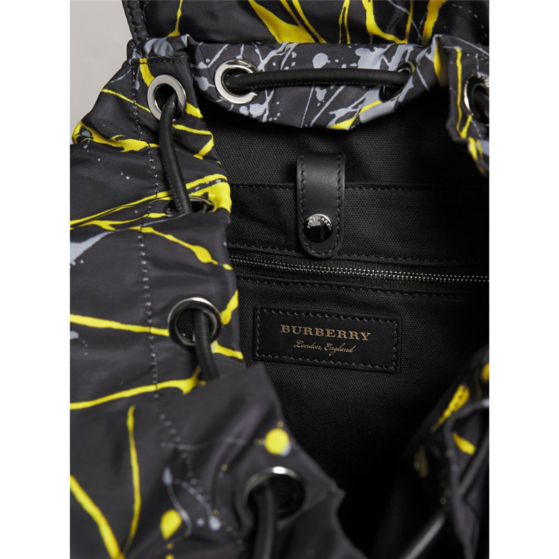 40649281 巴寶莉 The Rucksack 大號 潑彩 軍旅背包 黑色 黃色