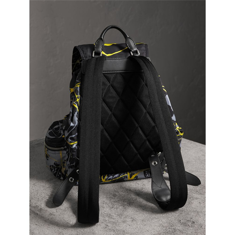 40649281 巴寶莉 The Rucksack 大號 潑彩 軍旅背包 黑色 黃色