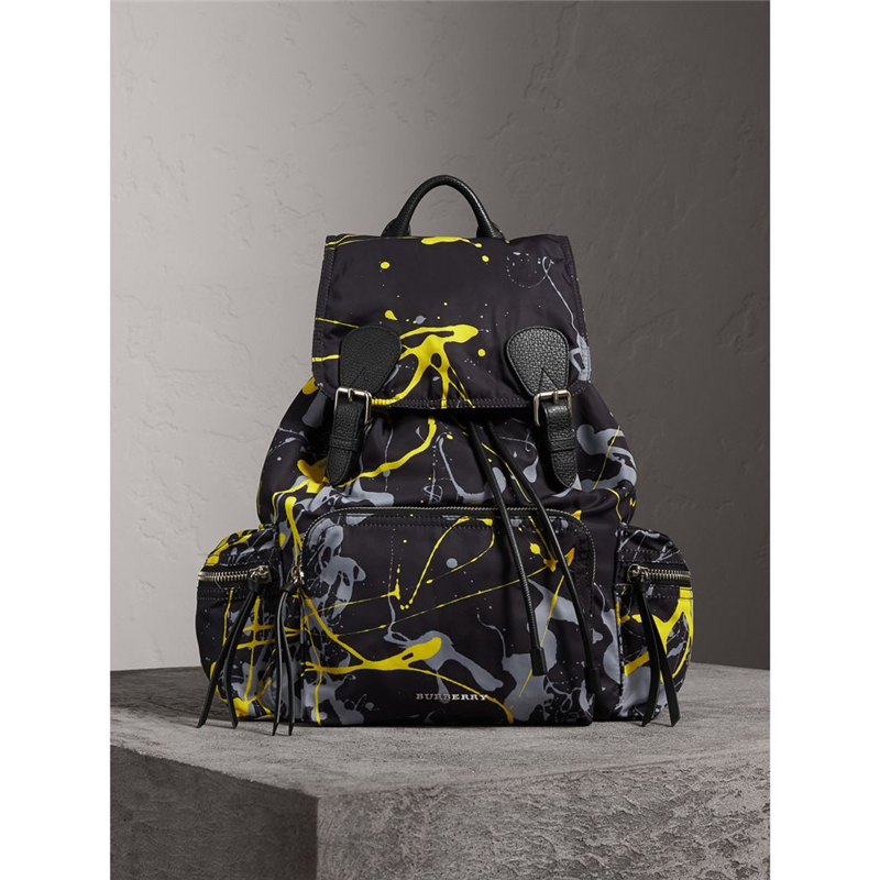 40649281 巴寶莉 The Rucksack 大號 潑彩 軍旅背包 黑色 黃色