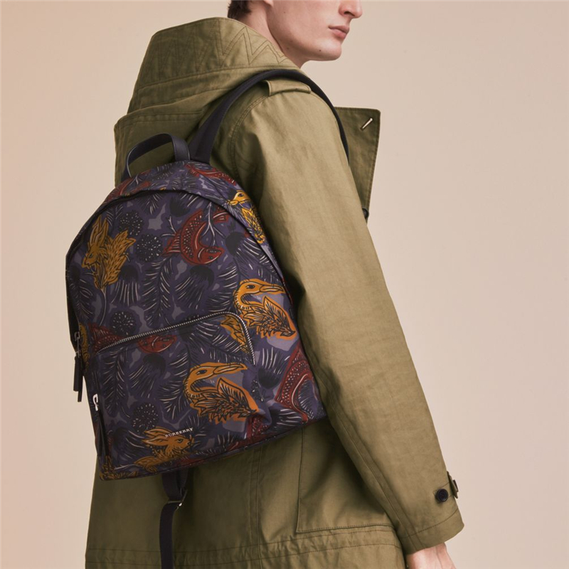 40519281 巴寶莉 怪獸印花 皮革裝飾 雙肩包 海軍灰