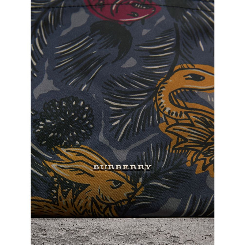 40519281 巴寶莉 怪獸印花 皮革裝飾 雙肩包 海軍灰