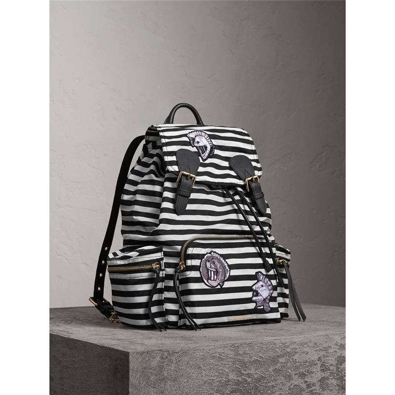 40543471 巴寶莉 The Rucksack 中號(hào) 帕拉斯頭像拼頭盔嵌花 軍旅背包 黑白條紋