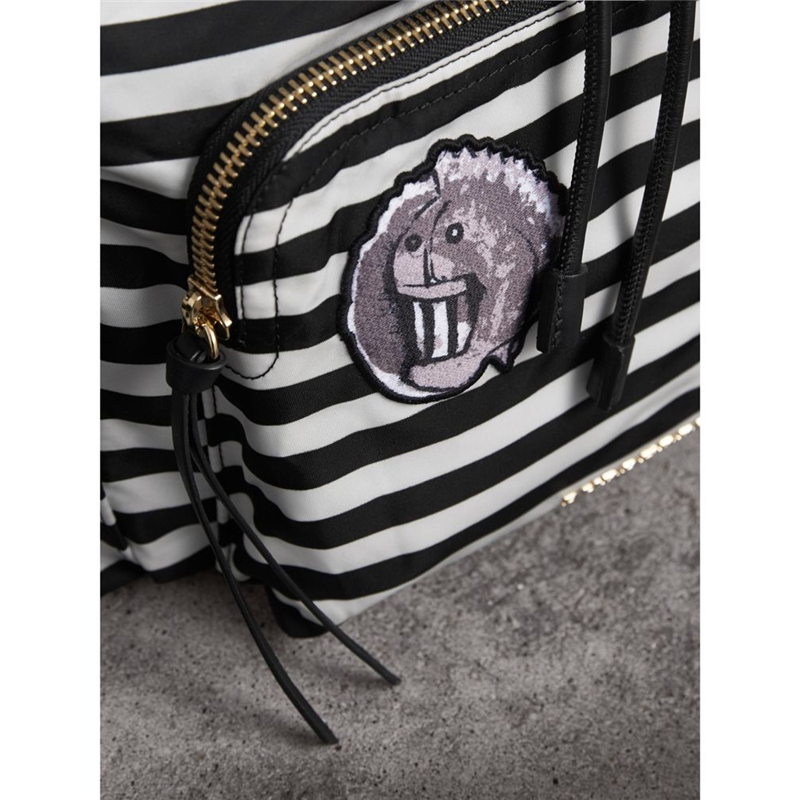 40543471 巴寶莉 The Rucksack 中號(hào) 帕拉斯頭像拼頭盔嵌花 軍旅背包 黑白條紋