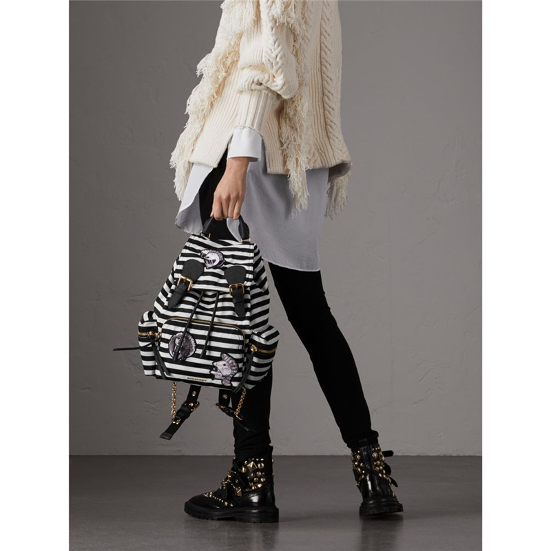 40543471 巴寶莉 The Rucksack 中號(hào) 帕拉斯頭像拼頭盔嵌花 軍旅背包 黑白條紋