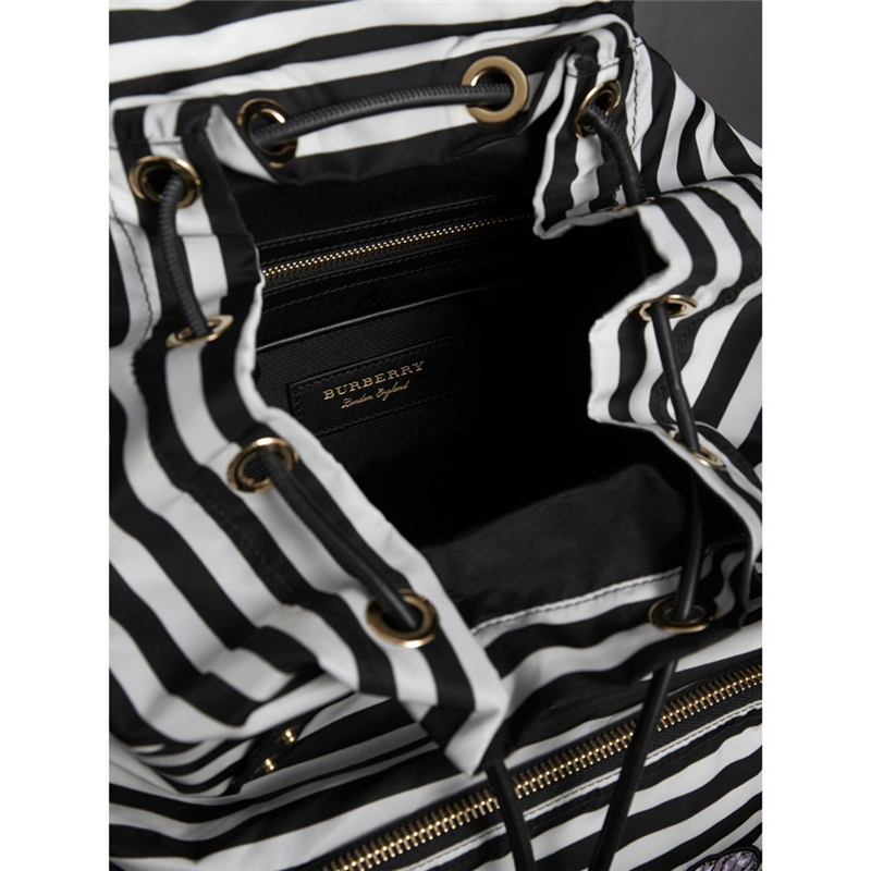 40543471 巴寶莉 The Rucksack 中號(hào) 帕拉斯頭像拼頭盔嵌花 軍旅背包 黑白條紋