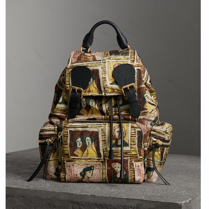 40501561 巴寶莉 The Rucksack 中號(hào) 邊框頭像圖案軍旅背 軍旅背包 焦茶棕