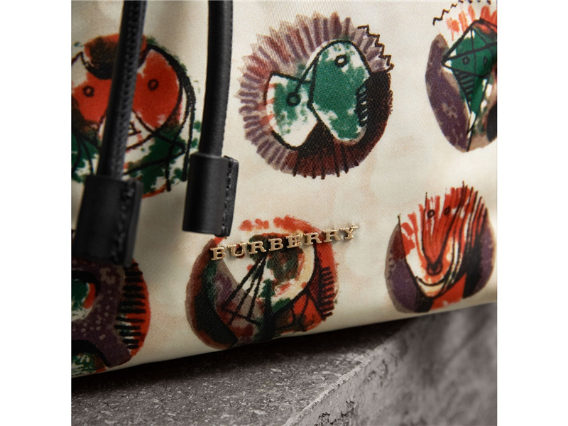 40500641 巴寶莉 The Rucksack 中號 帕拉斯頭像圖案 功能性 尼龍女包 軍旅背包 自然白