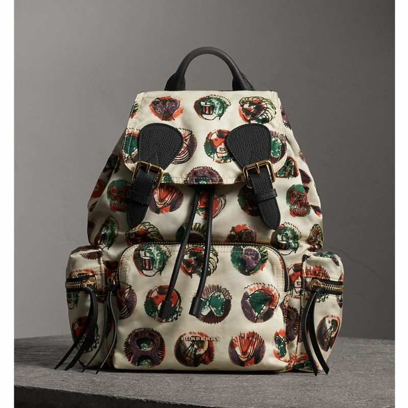 40500641 巴寶莉 The Rucksack 中號 帕拉斯頭像圖案 功能性 尼龍女包 軍旅背包 自然白