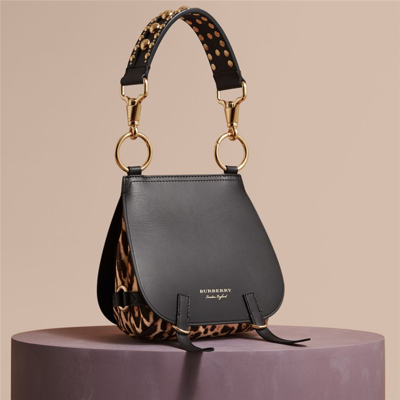 40457131 巴寶莉 The Bridle 皮革拼印花小牛毛 馬勒包 黑色