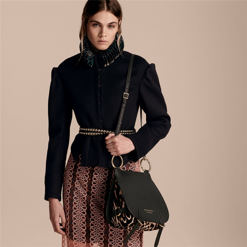 40457131 巴寶莉 The Bridle 皮革拼印花小牛毛 馬勒包 黑色