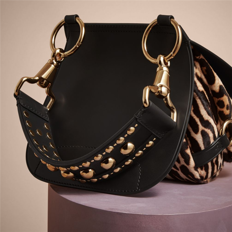 40457131 巴寶莉 The Bridle 皮革拼印花小牛毛 馬勒包 黑色