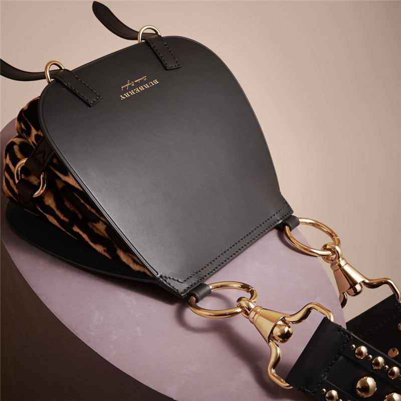 40457131 巴寶莉 The Bridle 皮革拼印花小牛毛 馬勒包 黑色