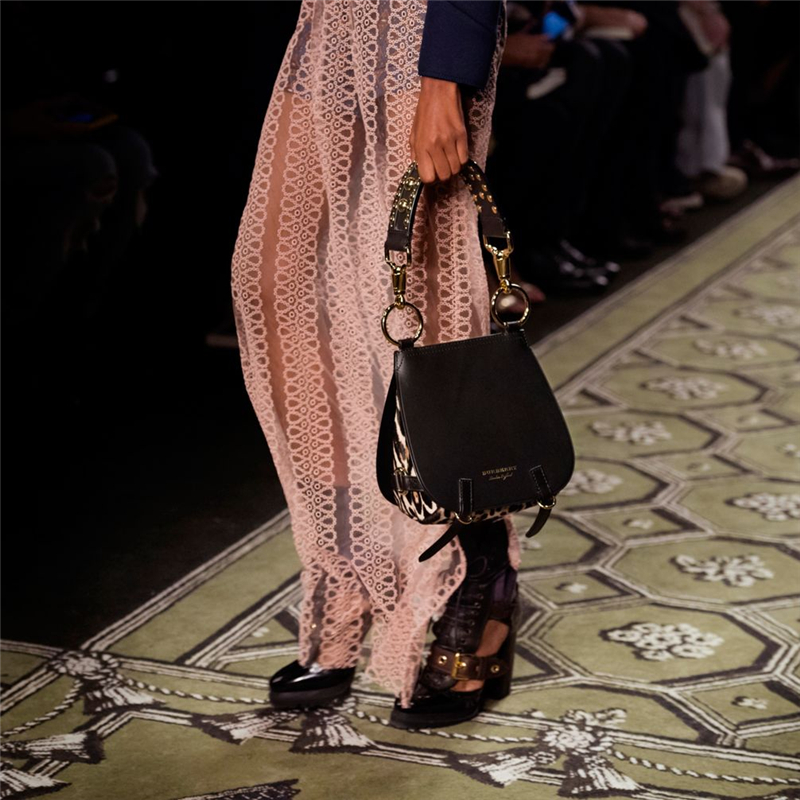 40457131 巴寶莉 The Bridle 皮革拼印花小牛毛 馬勒包 黑色