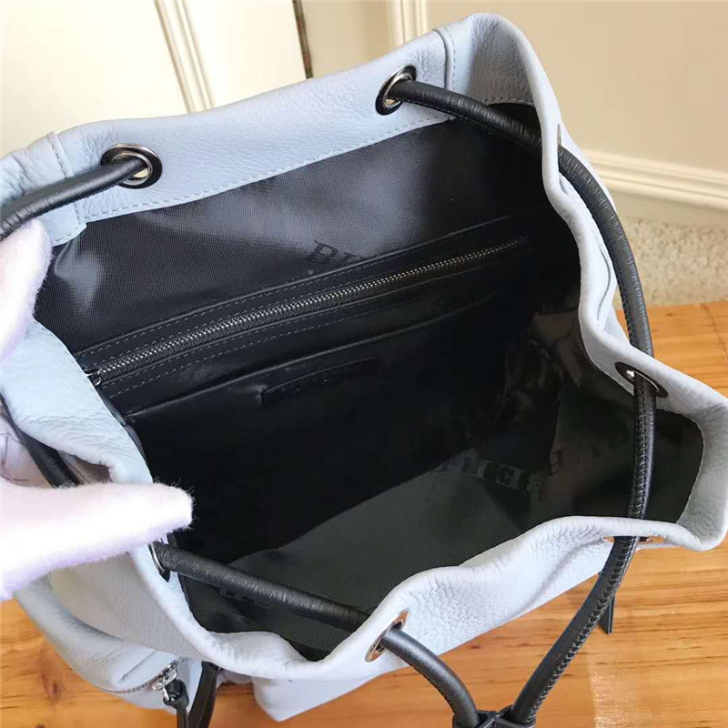 巴寶莉 The Rucksack 功能性 全皮 軍旅背包 淺藍色