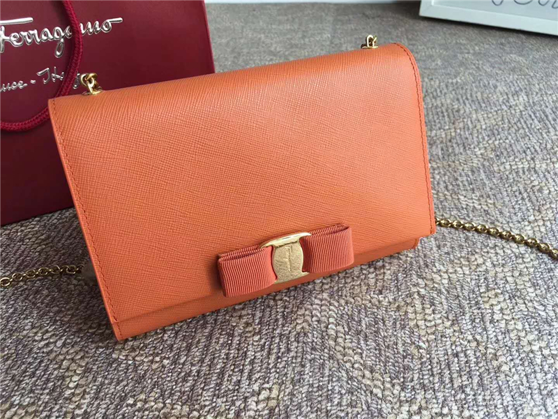 22B558 Ferragamo 菲拉格慕 迷你 Vara 蝴蝶結搭扣 翻蓋鏈條肩包 橙色