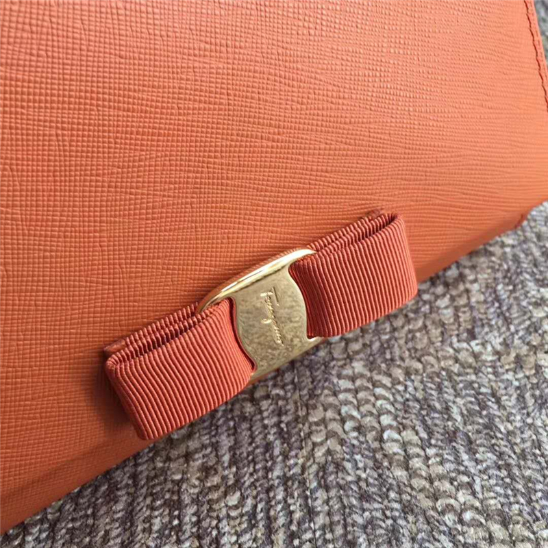 22B558 Ferragamo 菲拉格慕 迷你 Vara 蝴蝶結搭扣 翻蓋鏈條肩包 橙色