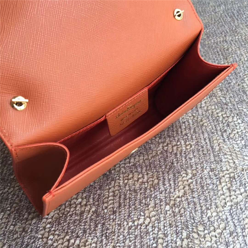 22B558 Ferragamo 菲拉格慕 迷你 Vara 蝴蝶結搭扣 翻蓋鏈條肩包 橙色