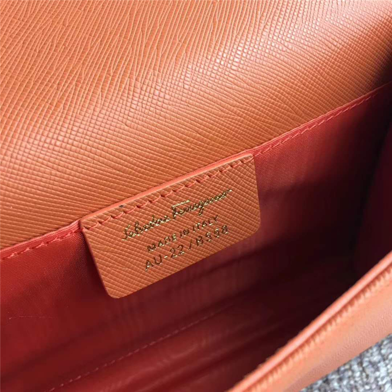 22B558 Ferragamo 菲拉格慕 迷你 Vara 蝴蝶結搭扣 翻蓋鏈條肩包 橙色