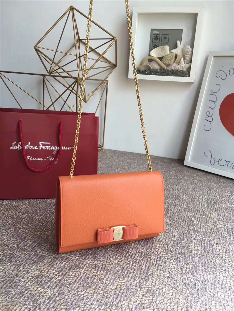 22B558 Ferragamo 菲拉格慕 迷你 Vara 蝴蝶結搭扣 翻蓋鏈條肩包 橙色
