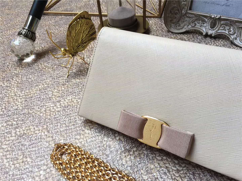 22B875 Ferragamo 菲拉格慕 淡金色Vara蝴蝶結 多功能小包 白色