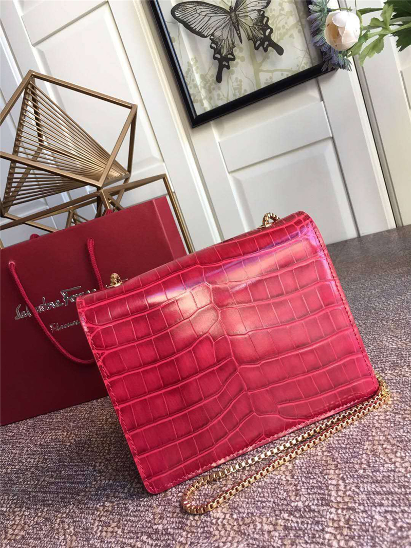 21F893 Ferragamo 菲拉格慕 半環搭扣 鱷魚紋 中號翻蓋 鏈條包 紅色