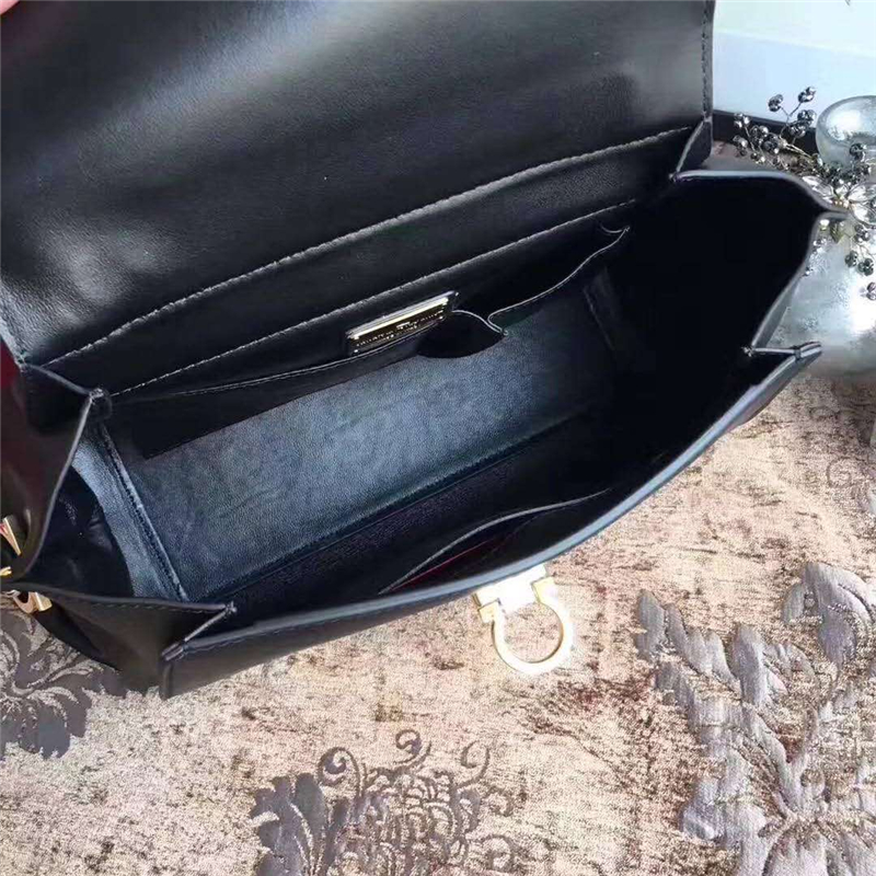 21F606 Ferragamo 菲拉格慕 大號(hào)Sofia包 金色鎖扣 手提肩包 黑色