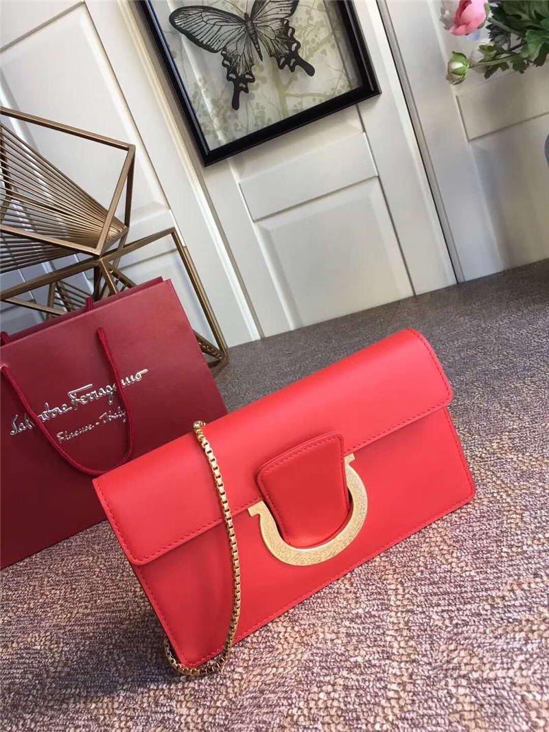 21F816 Ferragamo 菲拉格慕 半環(huán)搭扣 小號翻蓋 手拿包 大紅