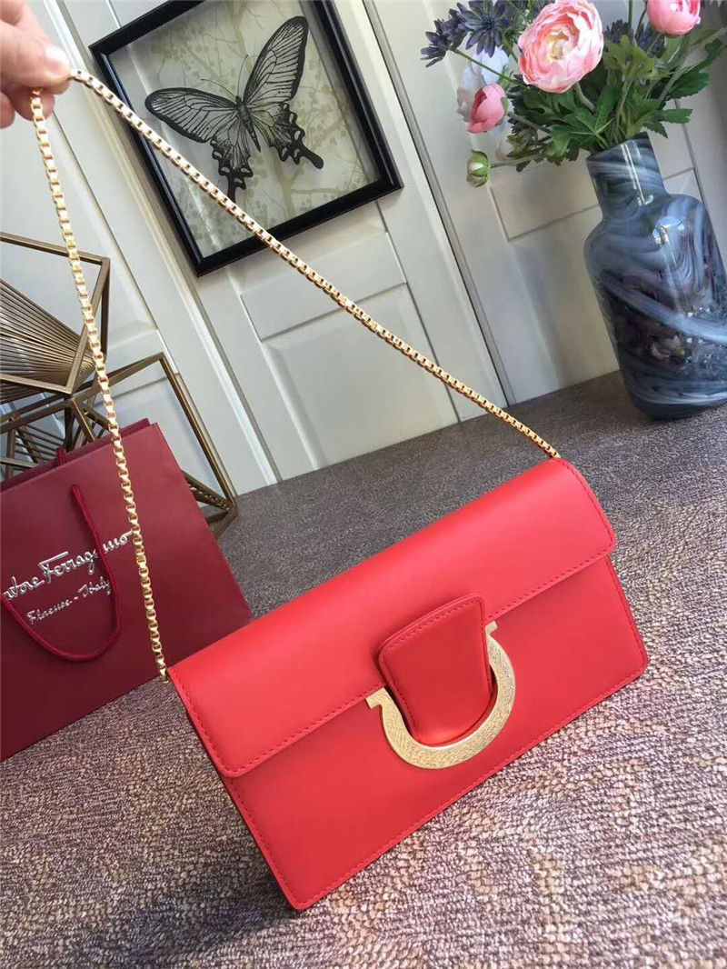 21F816 Ferragamo 菲拉格慕 半環(huán)搭扣 小號翻蓋 手拿包 大紅
