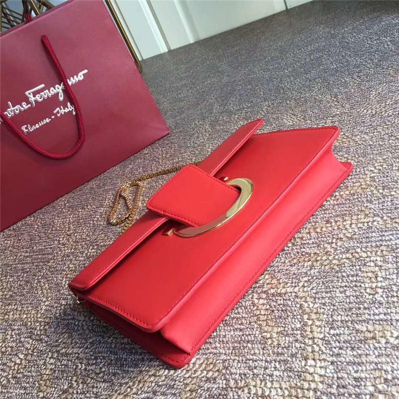21F816 Ferragamo 菲拉格慕 半環(huán)搭扣 小號翻蓋 手拿包 大紅