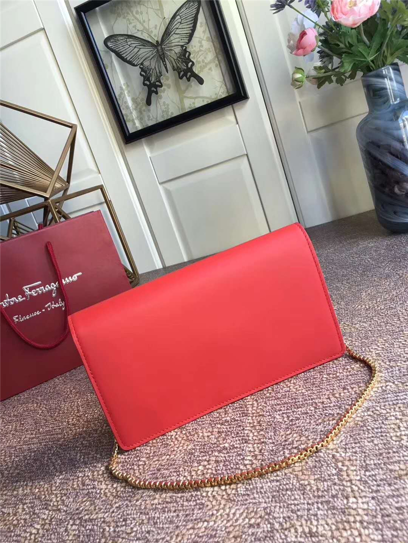 21F816 Ferragamo 菲拉格慕 半環(huán)搭扣 小號翻蓋 手拿包 大紅