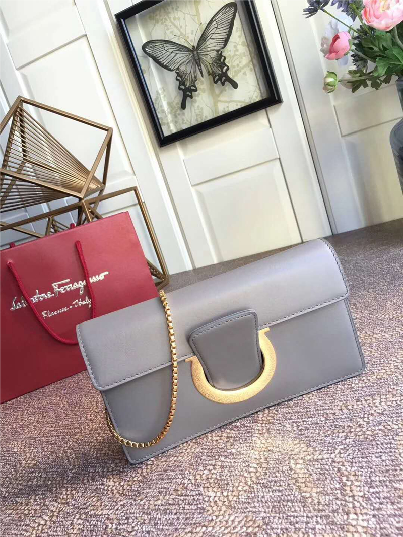 21F816 Ferragamo 菲拉格慕 半環搭扣 小號翻蓋 手拿包 灰藍色