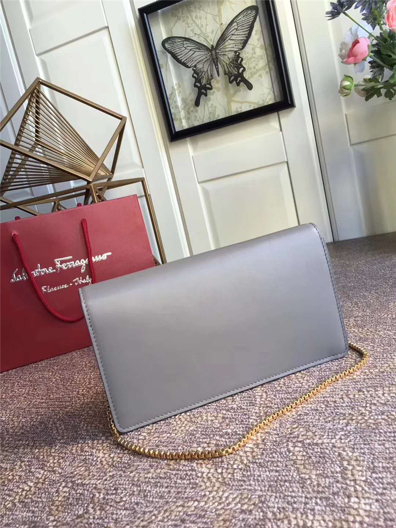 21F816 Ferragamo 菲拉格慕 半環搭扣 小號翻蓋 手拿包 灰藍色