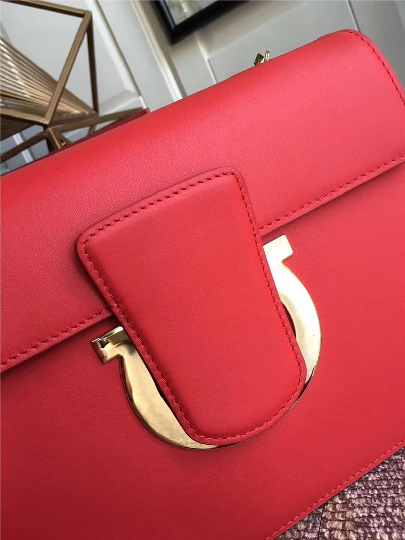 21G671 Ferragamo 菲拉格慕 半環搭扣 小牛皮 大號翻蓋 鏈條包 紅色