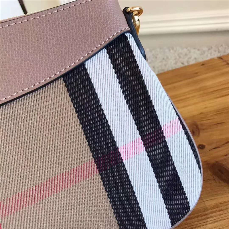 39753741 巴寶莉 House 格紋拼皮革 手拿包肩包 棕褐色