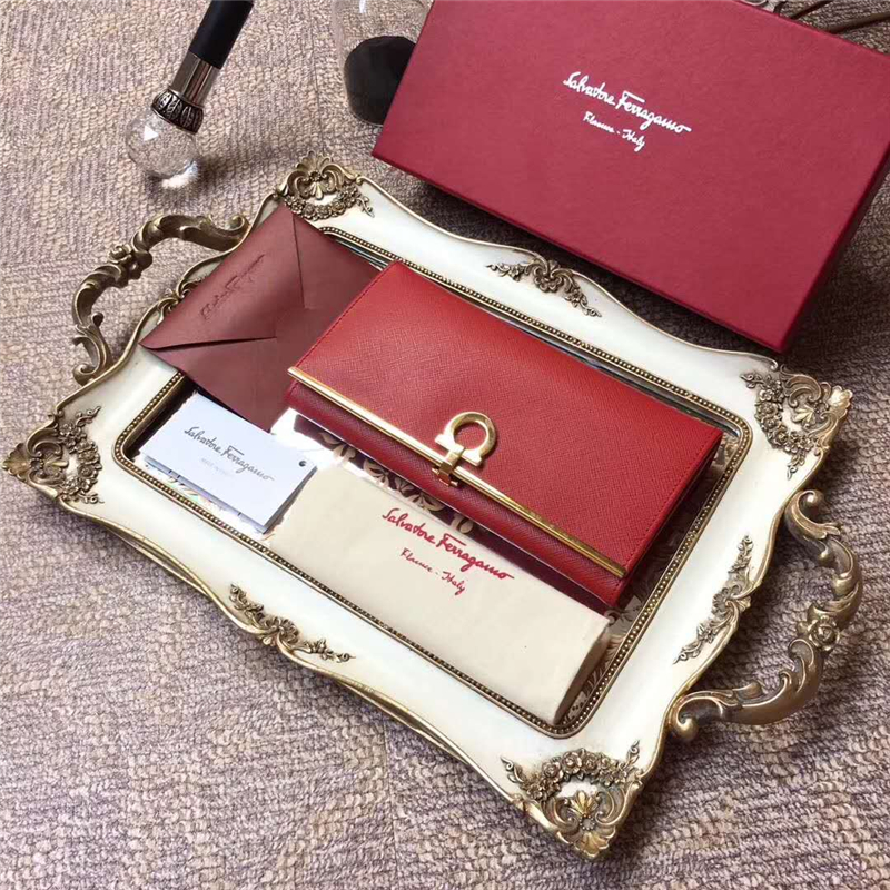 224633 Ferragamo菲拉格慕 大號(hào) 馬蹄搭扣 翻蓋法式錢包 大紅色