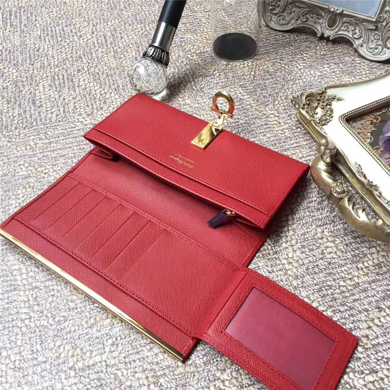 224633 Ferragamo菲拉格慕 大號(hào) 馬蹄搭扣 翻蓋法式錢包 大紅色